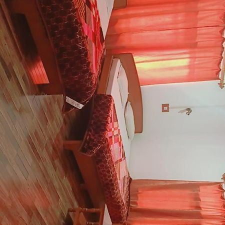 Srīnagar Unique Guest House מראה חיצוני תמונה